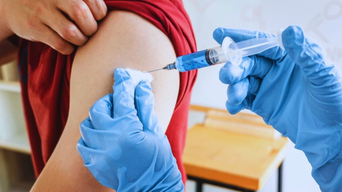 Peptides For Recovery: What Should You Know? 3 Healthcare provider administering a subcutaneous peptide injection for muscle recovery.