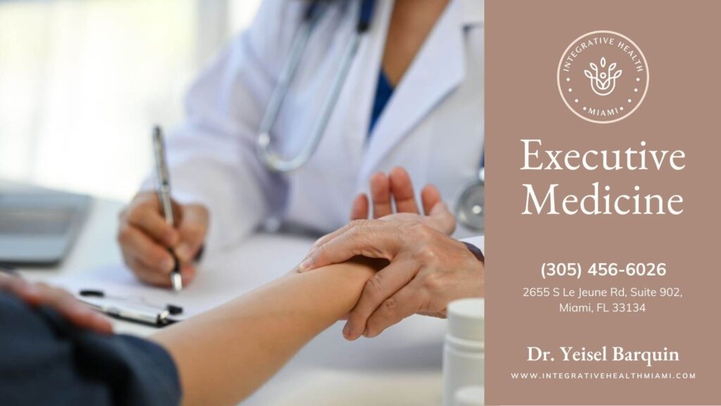 Close-up of a healthcare professional taking a patient's pulse, symbolizing the attentive approach of Executive Medicine.