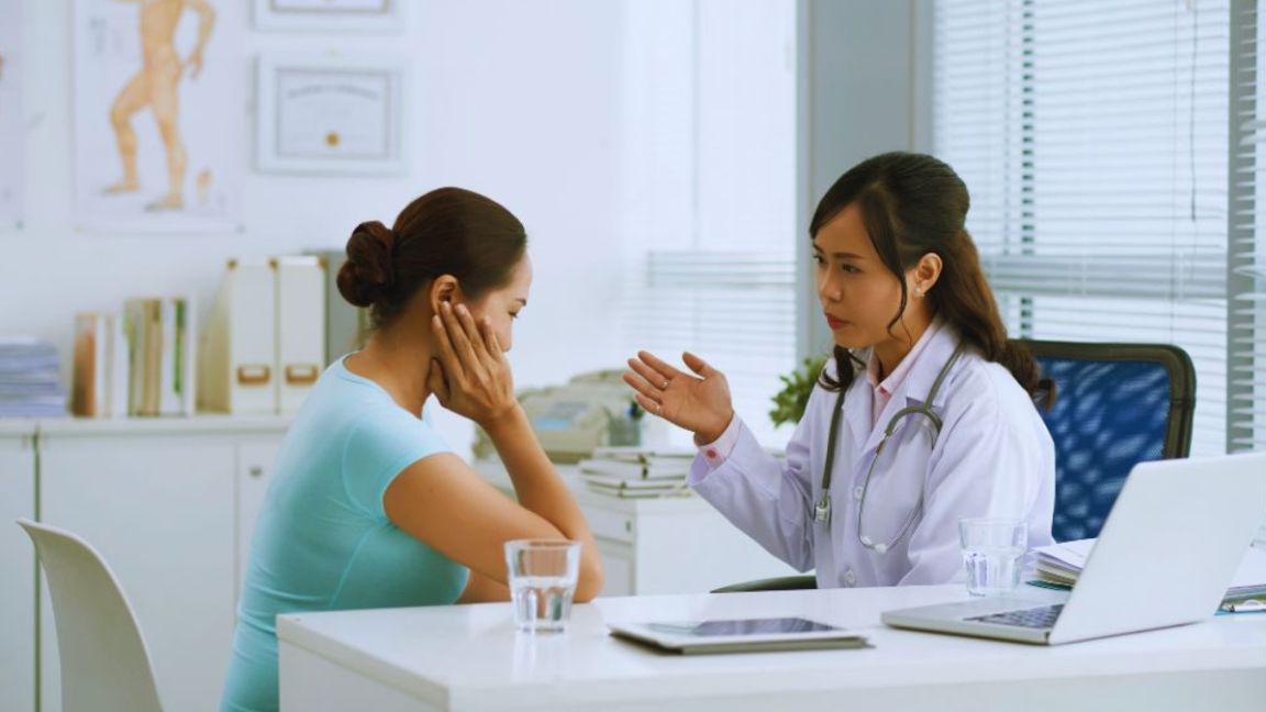Healthcare provider discussing alternative medicine options with a patient during a one-on-one consultation in a medical office in Miami.